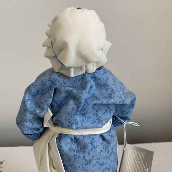 Byers' Choice Tavern Woman with Mugs - 2004 - Picture 7 of 13